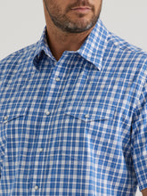Wrangler Men's Blue & White Plaid Wrinkle Resist Short Sleeve Snap Western Shirt