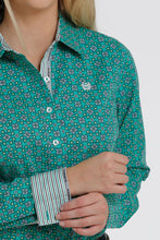 Cinch Women's Emerald Geometric Print Button-Down Blouse